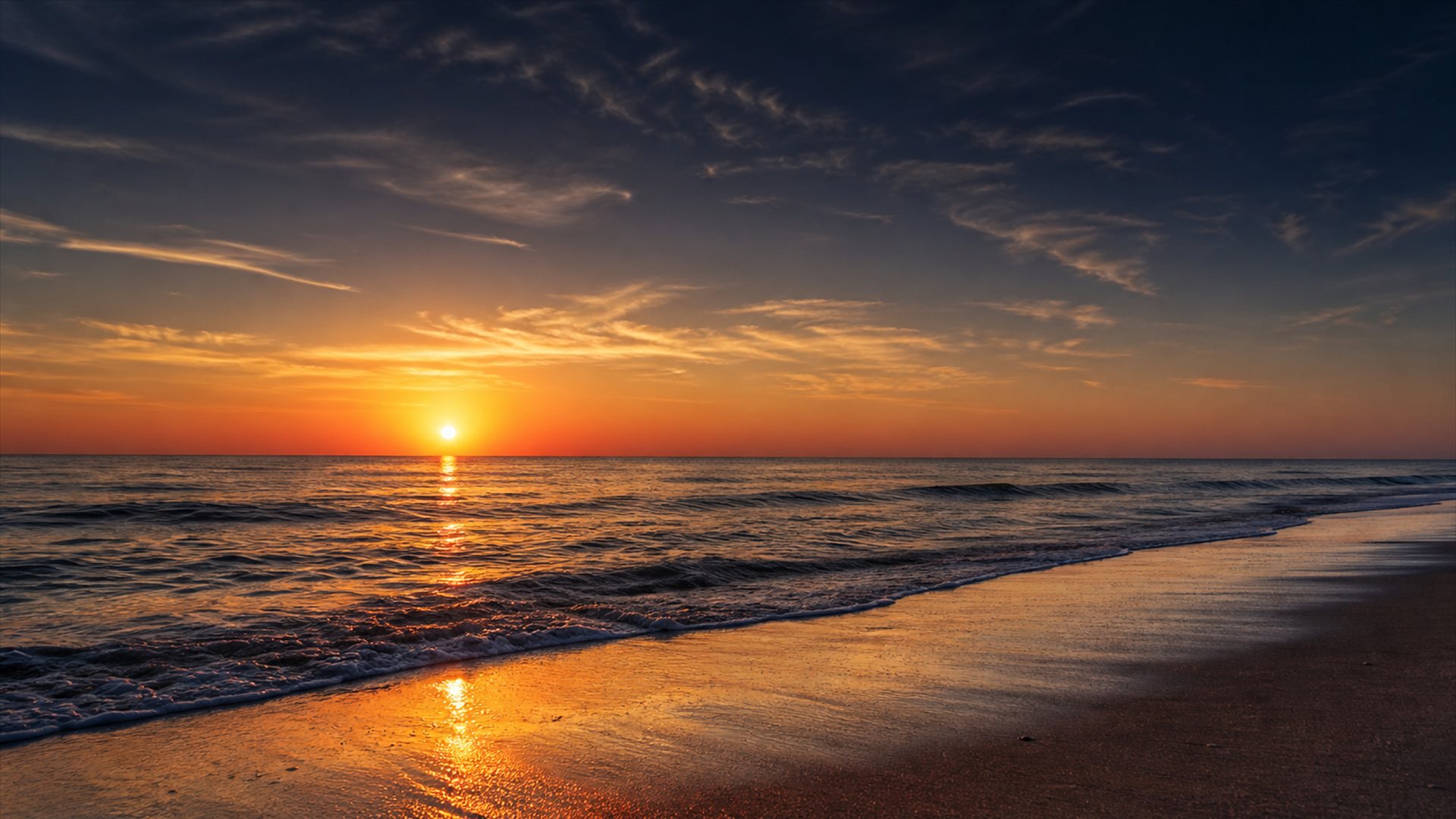 日本海に沈む夕日と、夕暮れの波打ち際