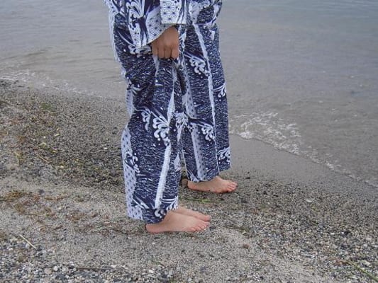 浴衣のまま、波打ち際へ