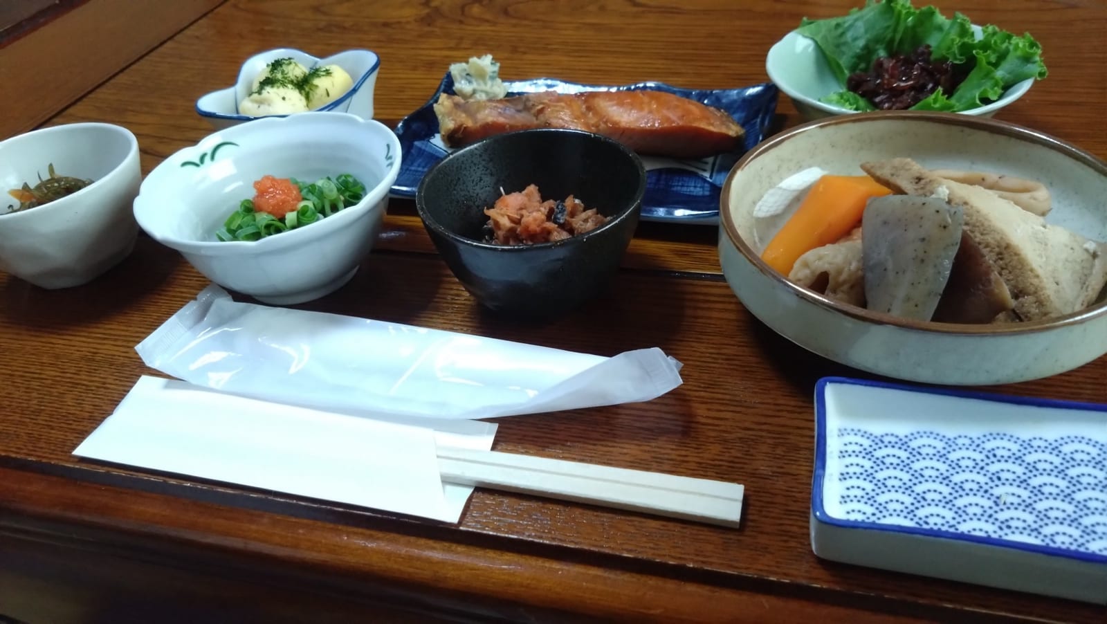 夕食のお膳の小鉢と焼き魚