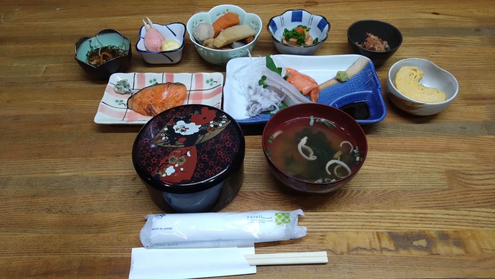 スタンダードプランの夕食のお膳（焼き魚・お刺身・小鉢・お味噌汁）