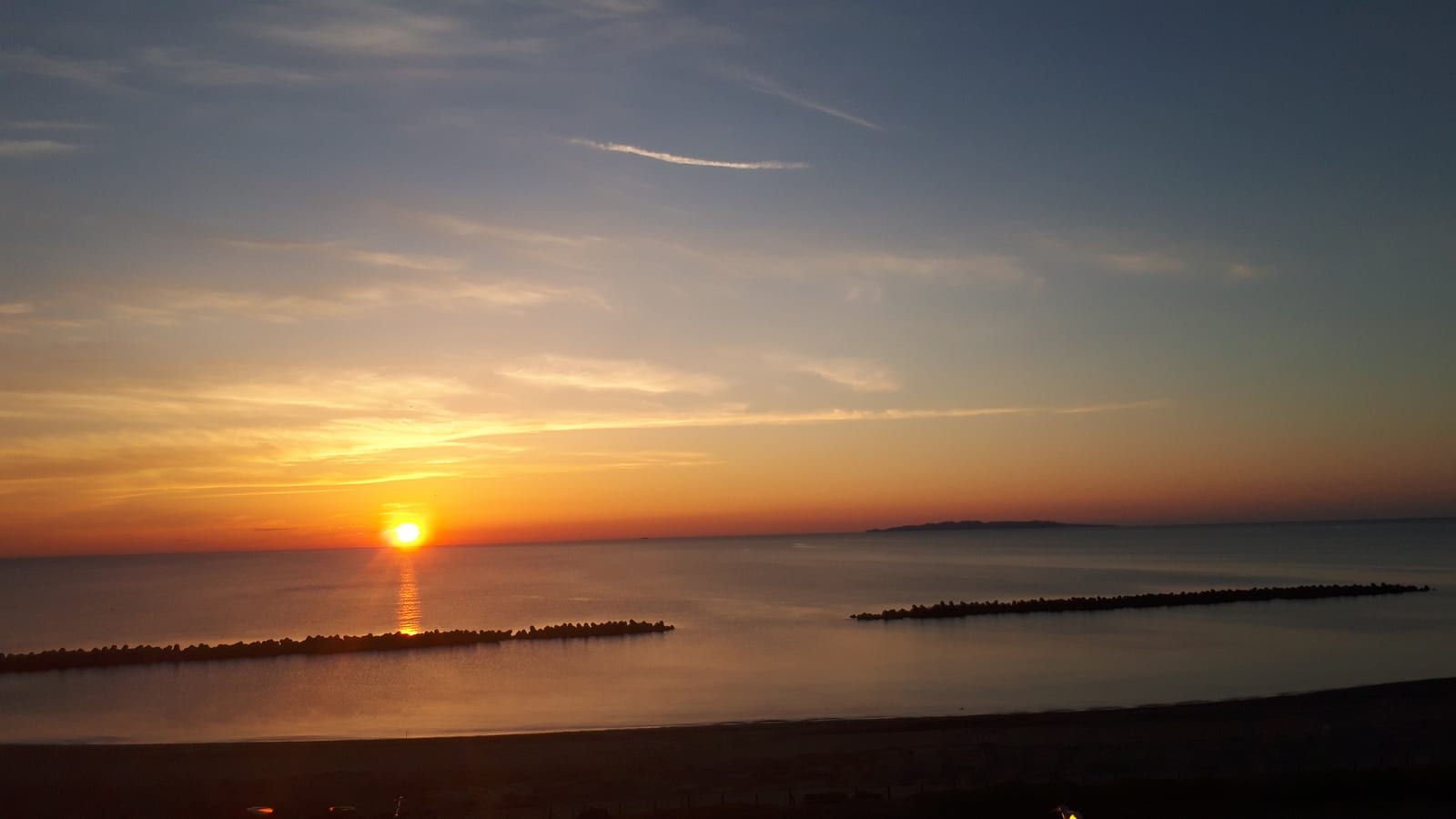 瀬波温泉海岸の離岸堤の向こうに沈む夕日